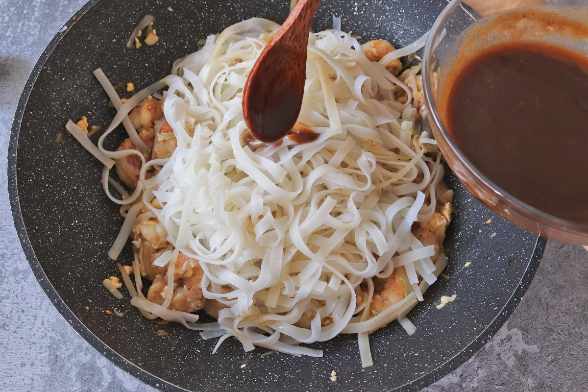Añadir la salsa tamarindo al pad thai