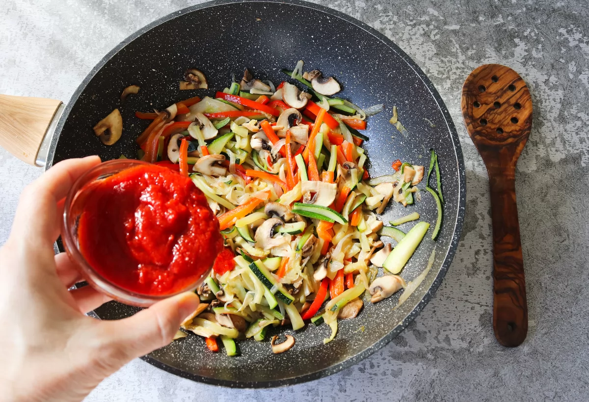 Añadir salsa tomate empanada de verduras