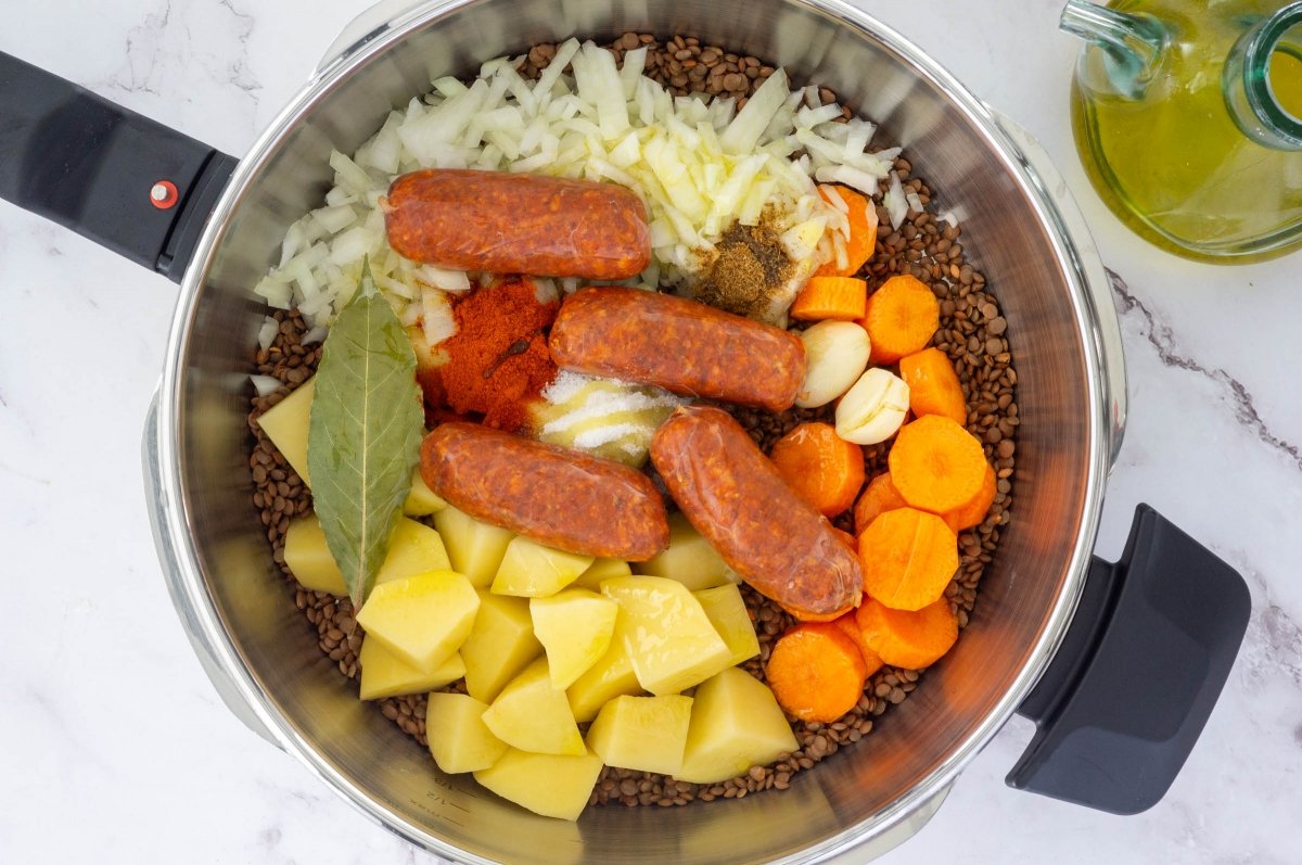 Añadir todos los ingredientes de las lentejas en olla exprés