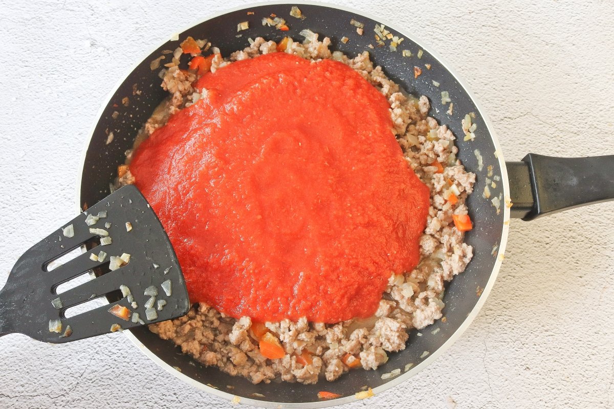 Añadir tomate a la boloñesa de la lasaña en freidora de aire