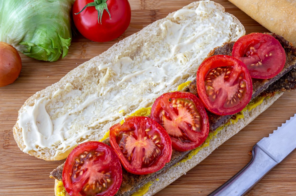 Añadir tomate al sándwich de milanesa