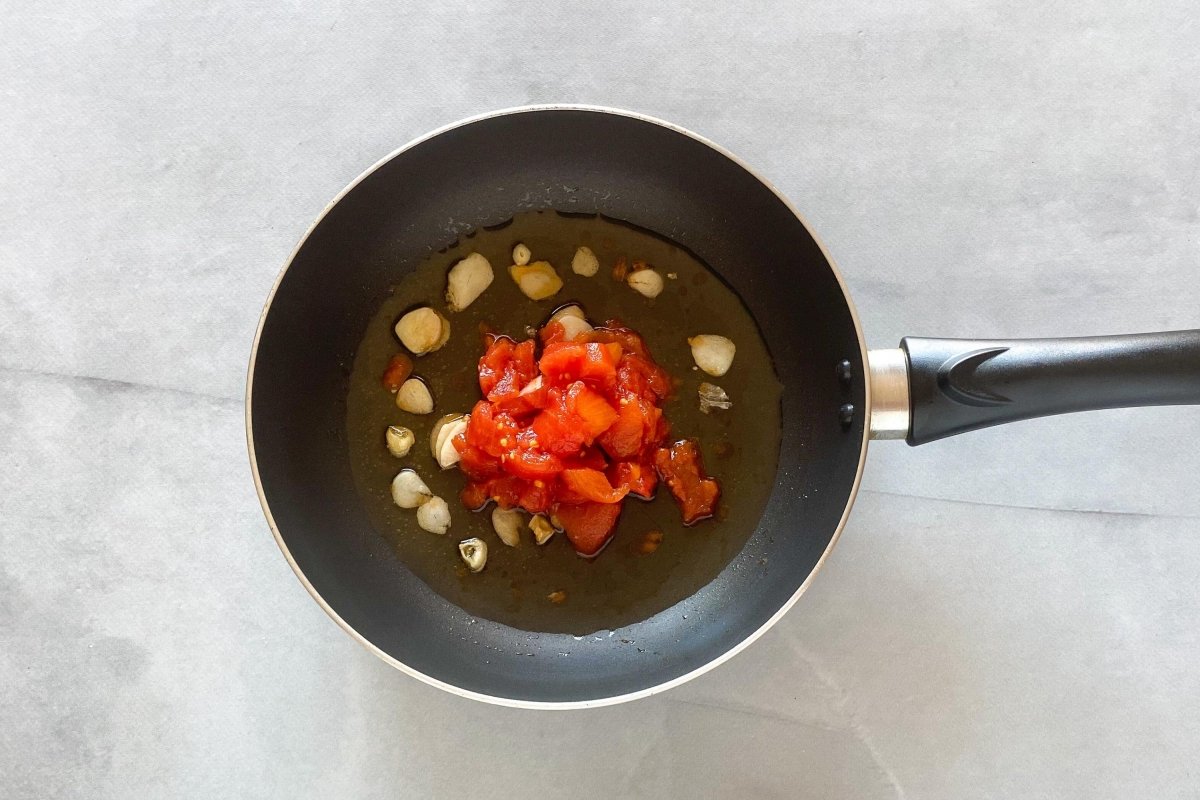 Añadir tomate en conserva al sofrito