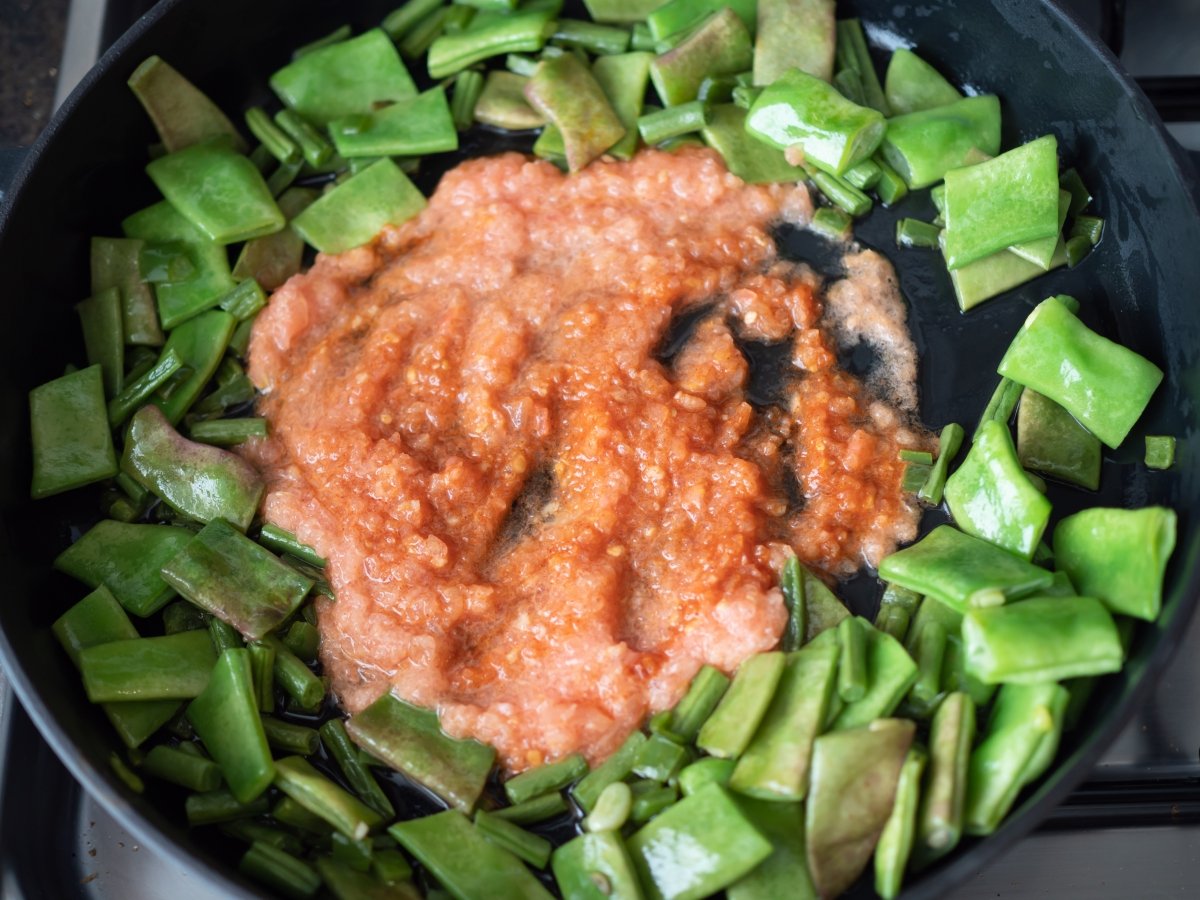 Añadir tomate para el arroz con judías verdes