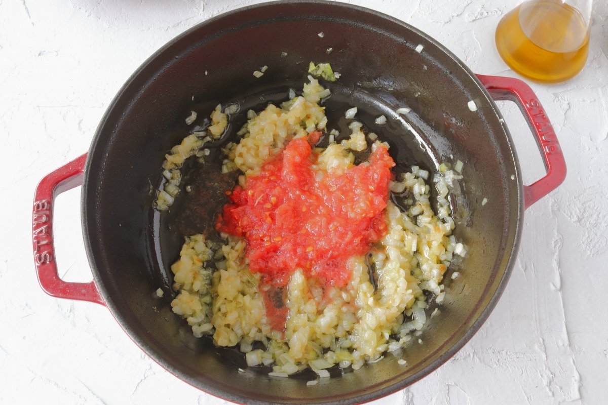 Añadir tomate rallado al rape en salsa de almendras