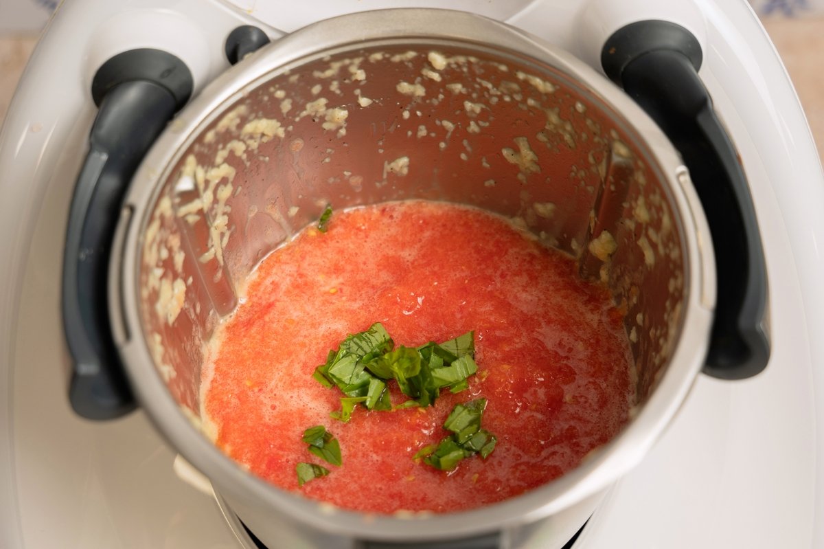 Añadir tomate, sal, azúcar, pimienta y albahaca al vaso del Thermomix