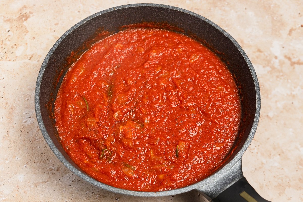 Añadir tomate triturado al sofrito