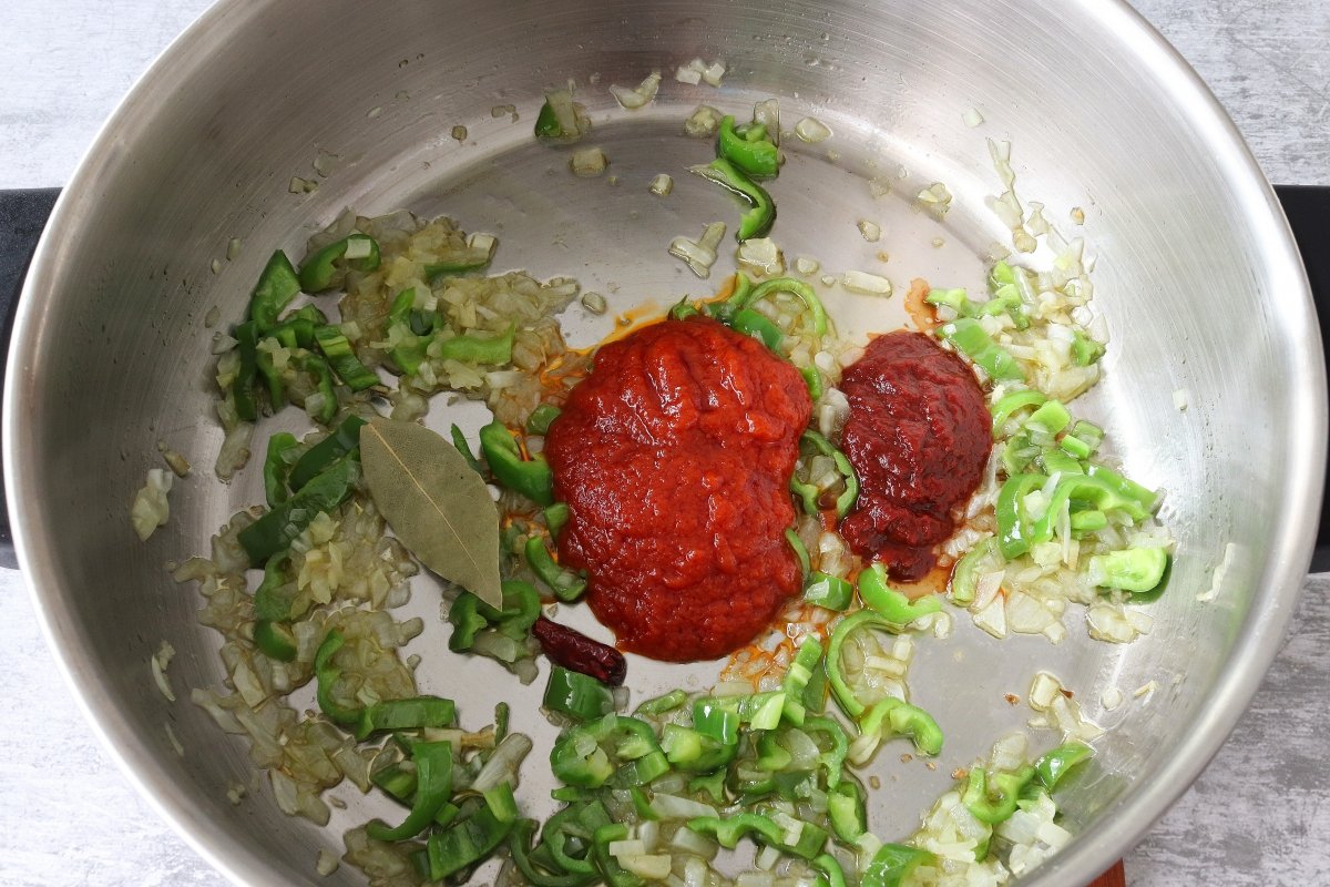 Añadir tomate, y demás ingredientes del sofrito al marmitako de bonito