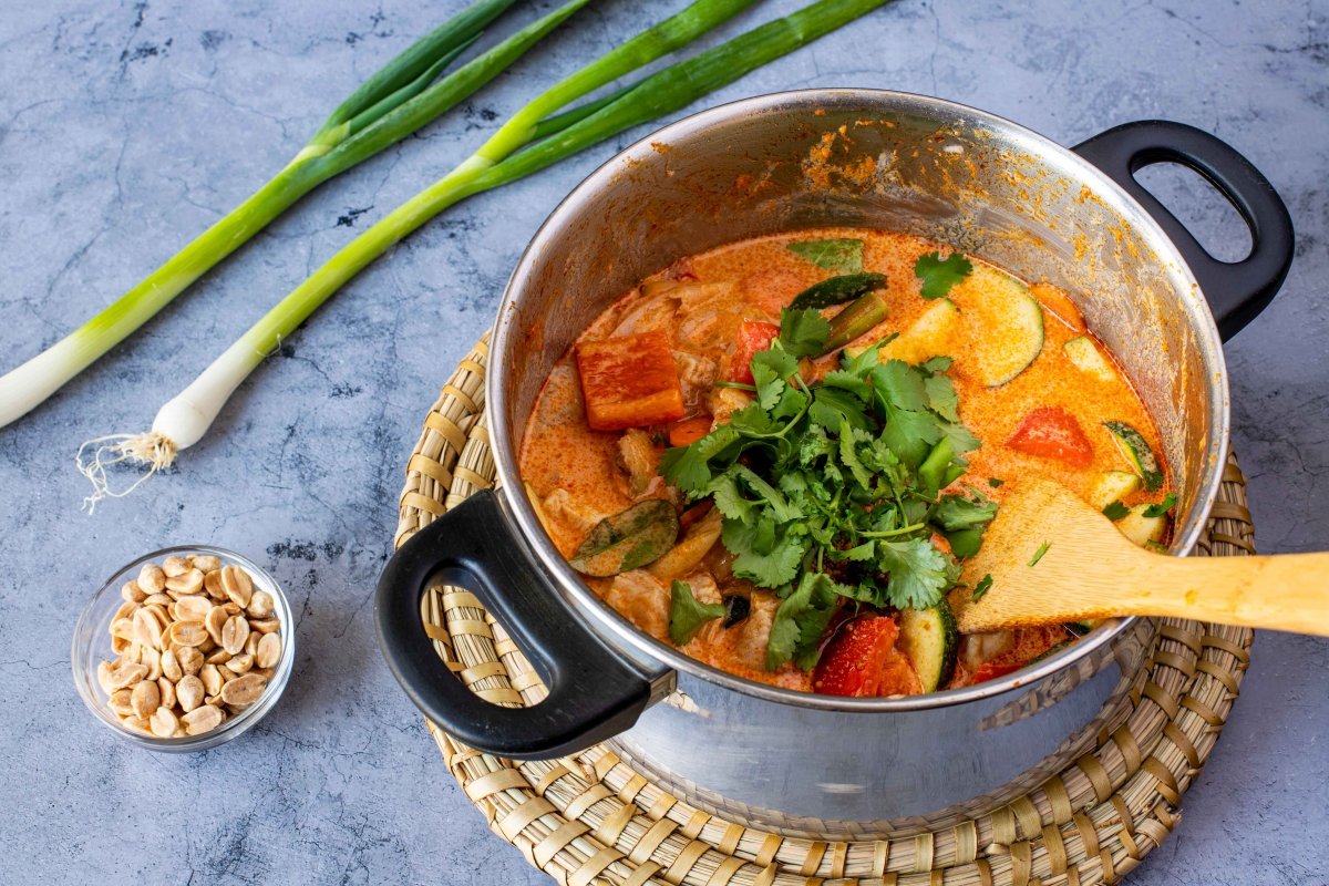 Añadir un manojo de cilantro al curry rojo de verduras y pollo