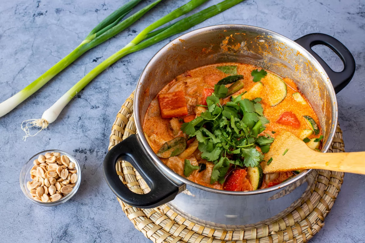 Añadir un manojo de cilantro al curry rojo de verduras y pollo *