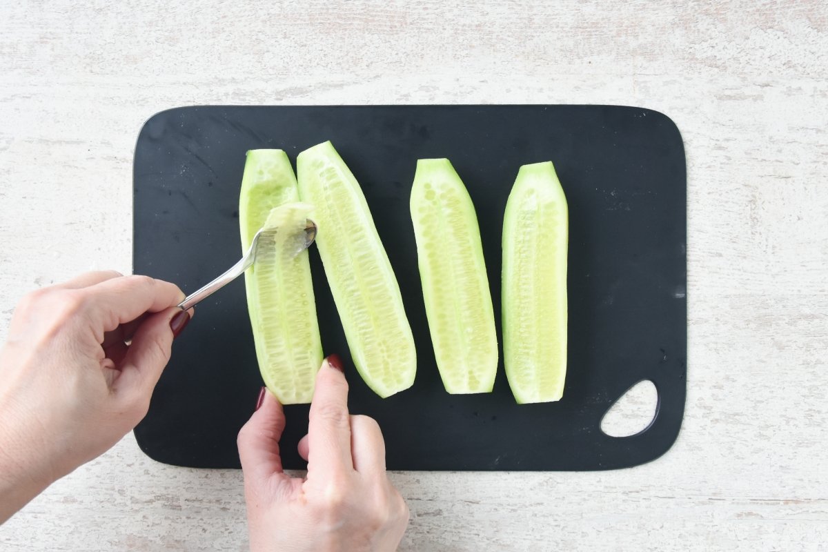 Añadir un poco de sal al pepino y dejarlo escurrir unos minutos