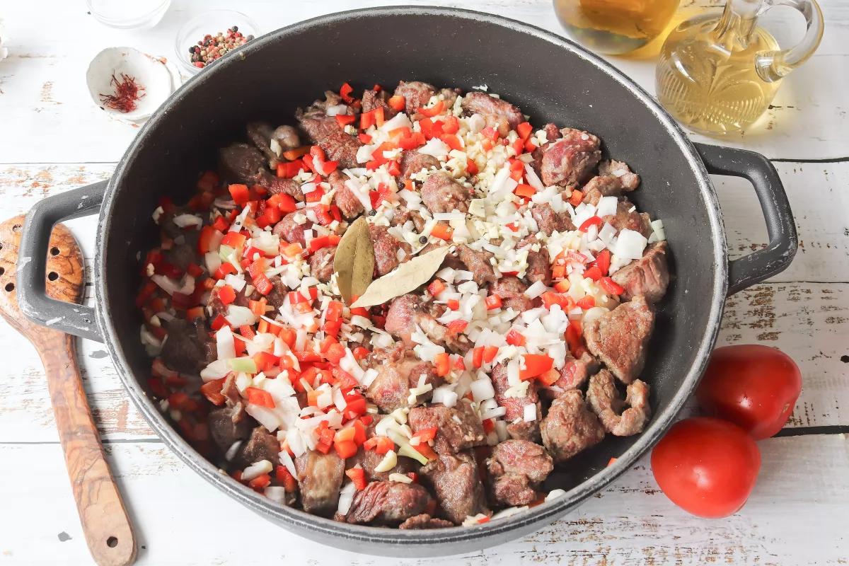 Añadir verduras caldereta de carne de ternera