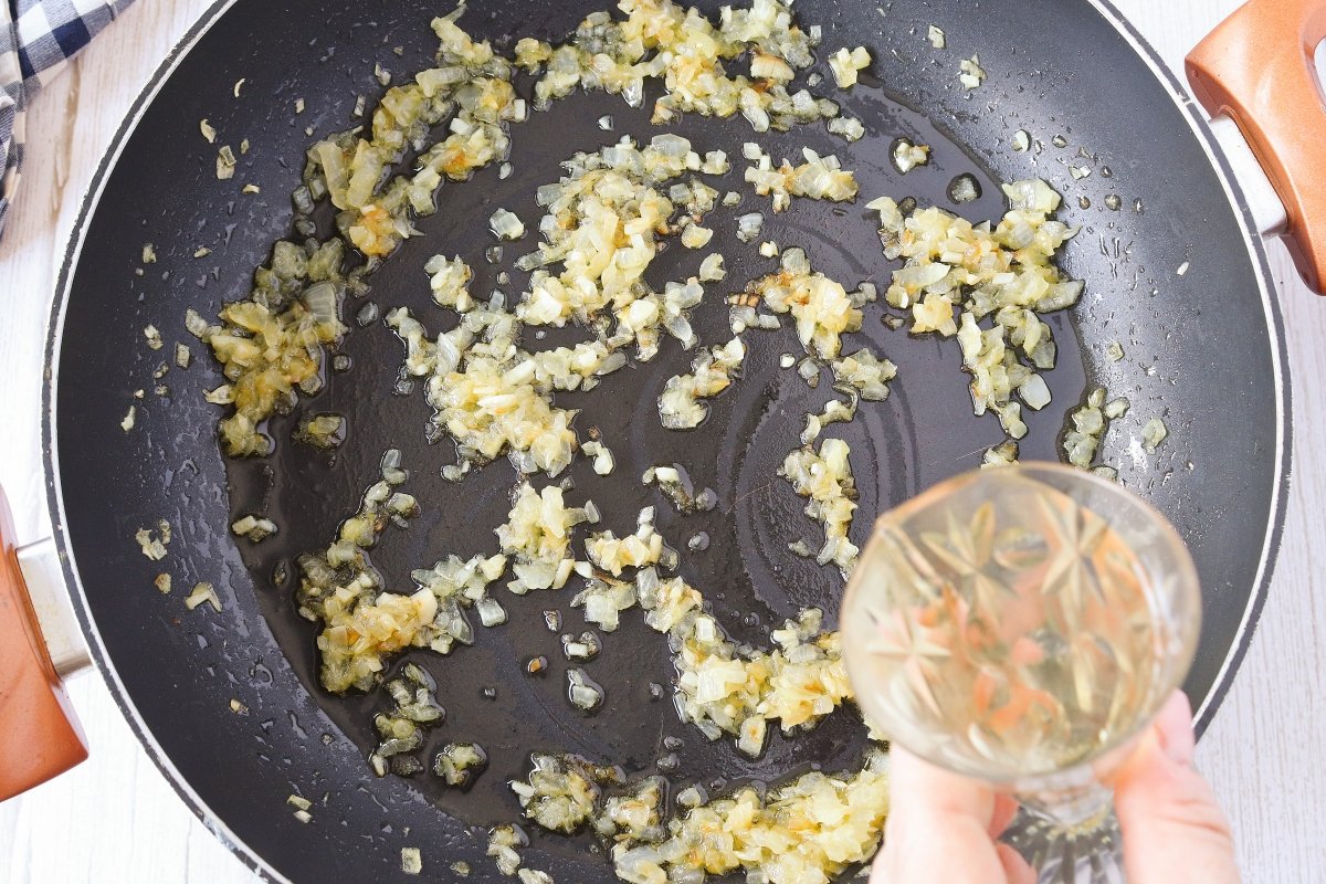 Añadir vino a la salsa de las alcachofas rebozadas