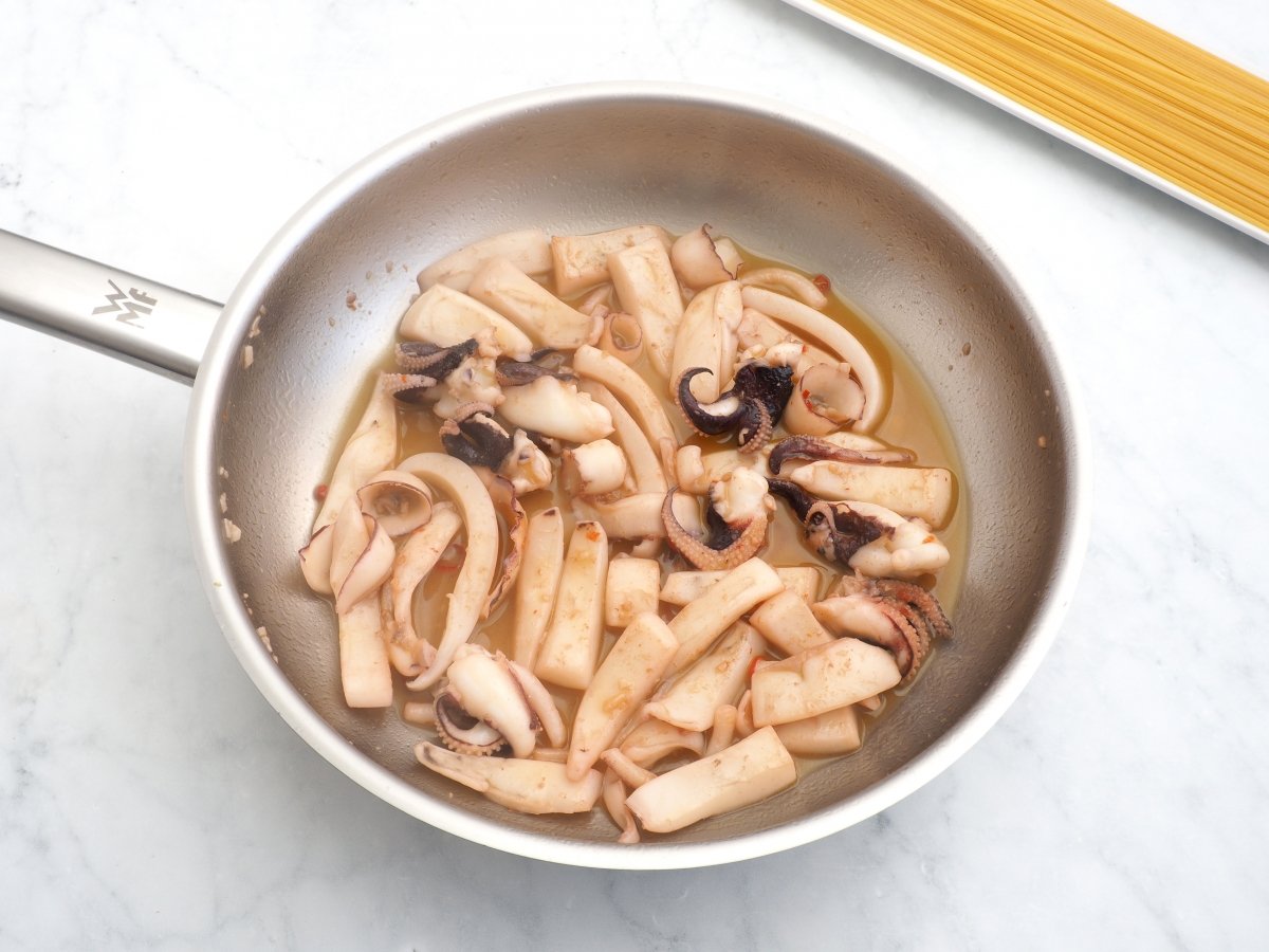 Añadir y cocinar el vino blanco