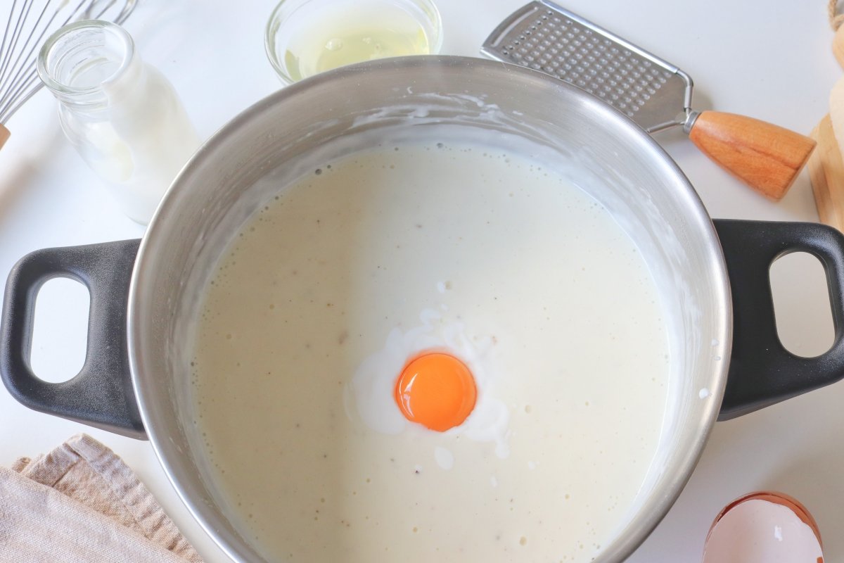 Añadir yema de huevo a la salsa Mornay