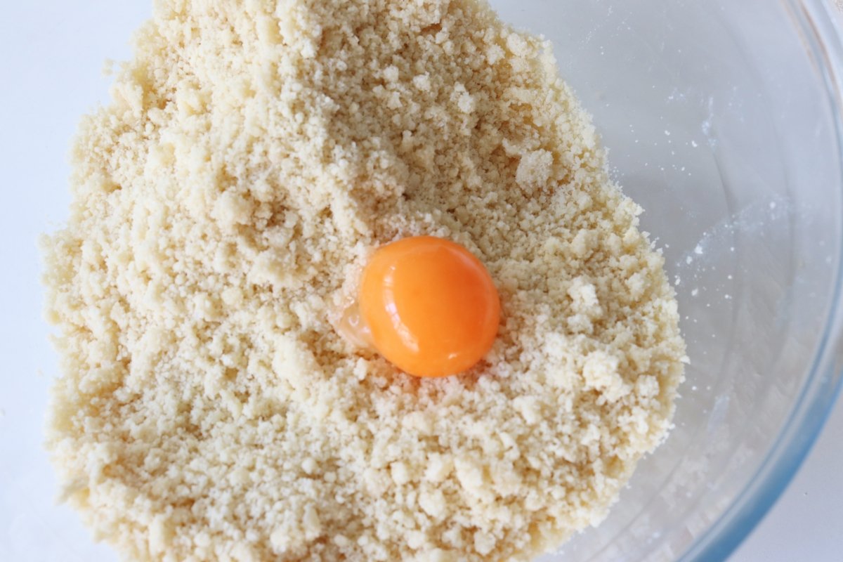 Add egg yolk tarte tatin of apricots