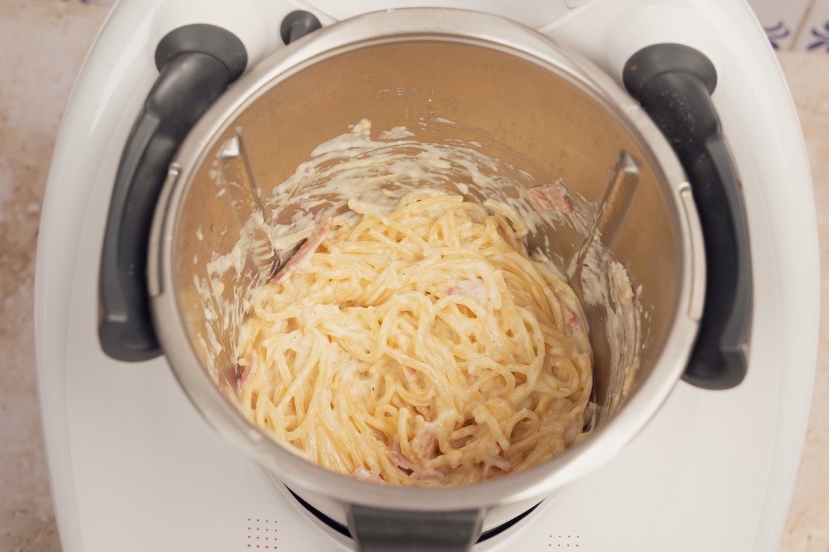 Añadir yema de huevo y queso parmesano