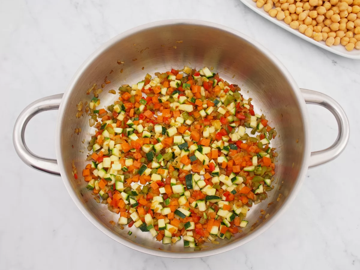 Añadir zanahoria y calabacín al sofrito de los garbanzos guisados