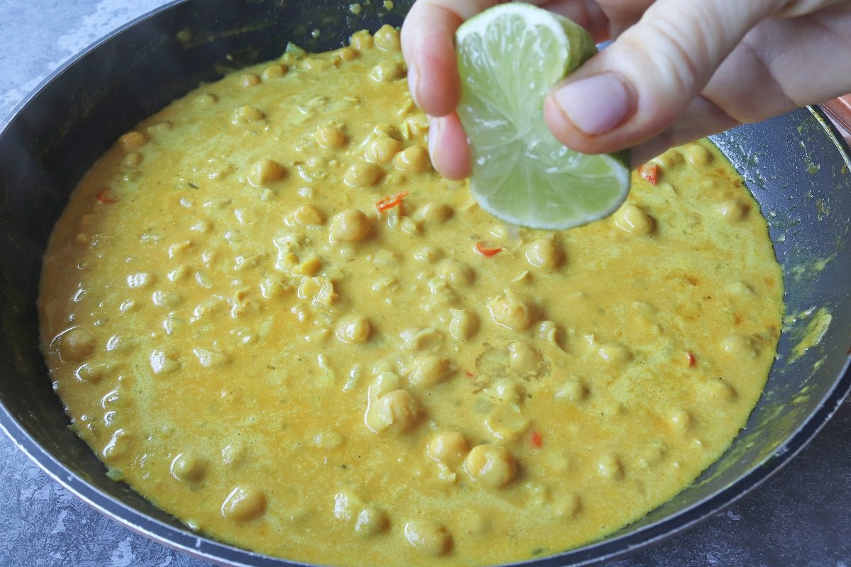 Añadir zumo de lima para el curry de garbanzos