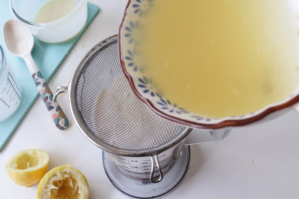 Añadir zumo de limón carlota de limón