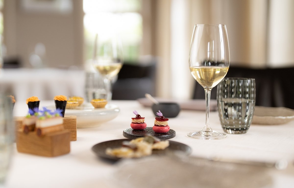Aperitivos sobre la mesa del restaurante De Lindenhof