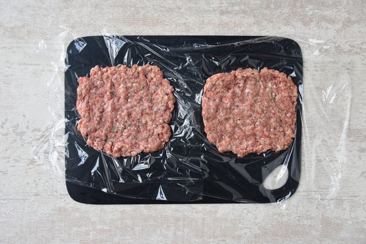 Aplanamos la carne sobre film transparente