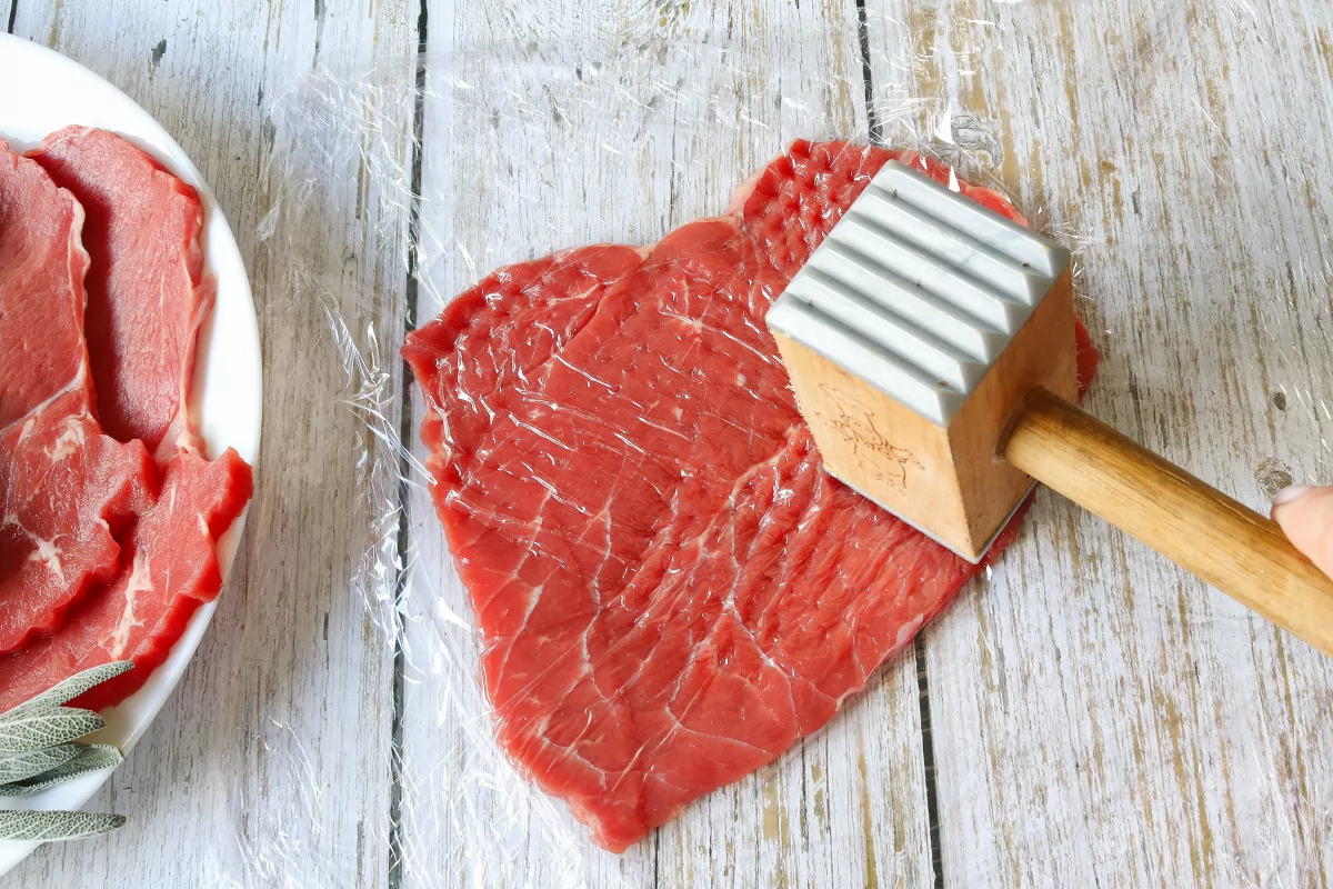 Aplanar los filetes de ternera para el saltimbocca