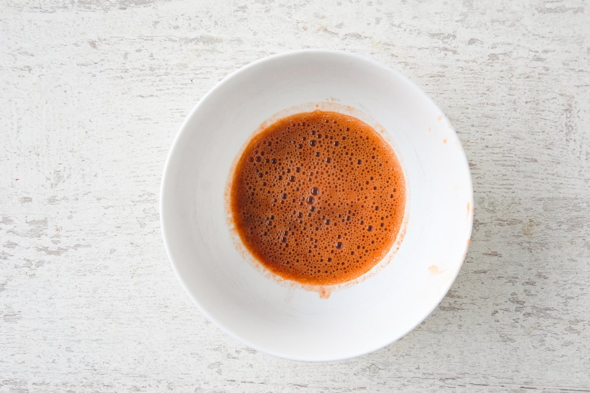 Aplastamos la cáscaras y cabezas para obtener el líquido