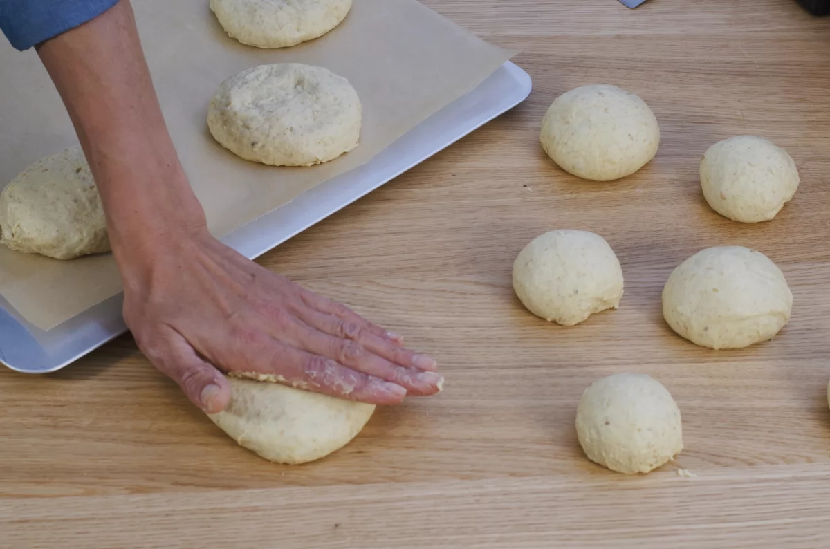 Pan de hamburguesa 8 Aplastamos las masas de hamburguesa *
