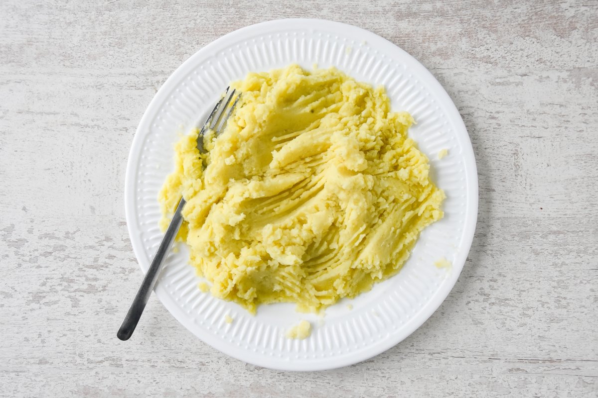Aplastamos las patatas hervidas para las papas rellenas