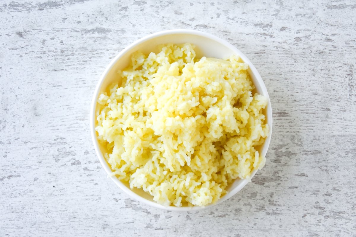 Aplastamos las patatas hervidas para preparar el pan