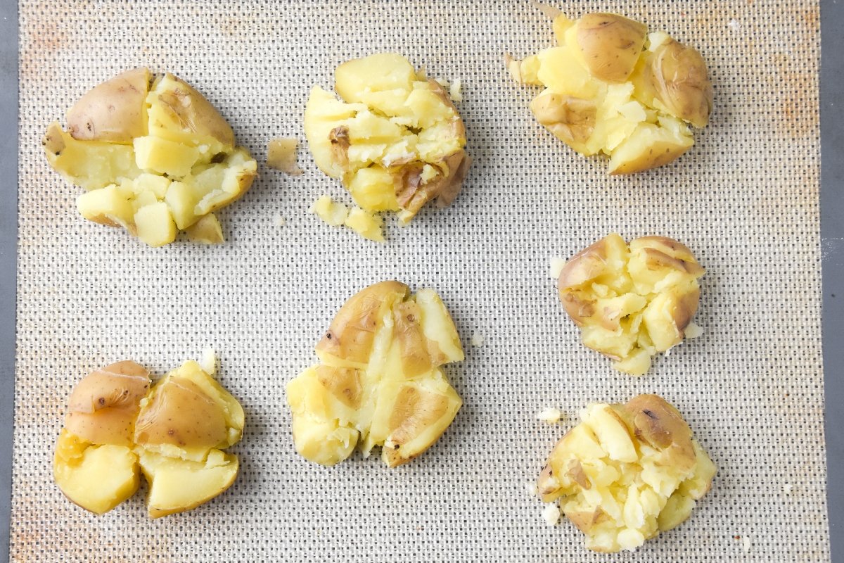 Aplastamos las patatas una vez hervidas