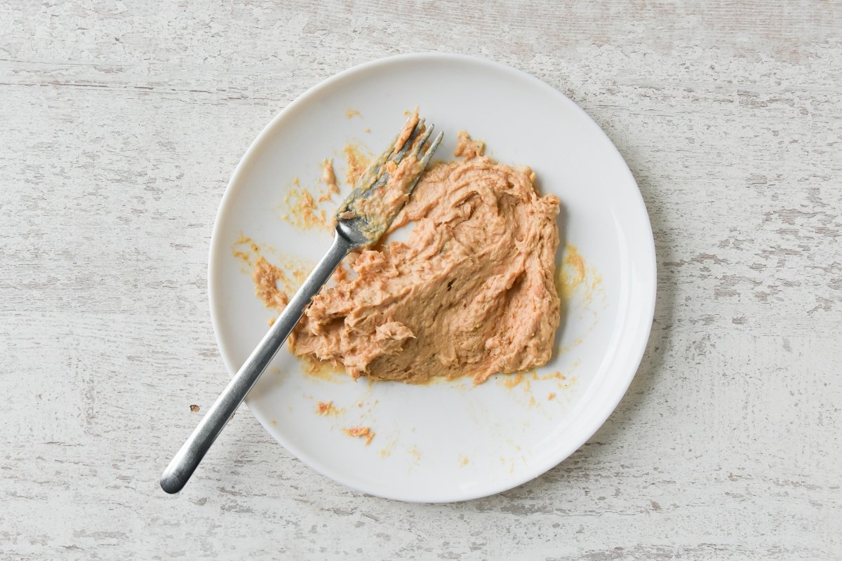 Aplastamos los ingredientes con el tenedor