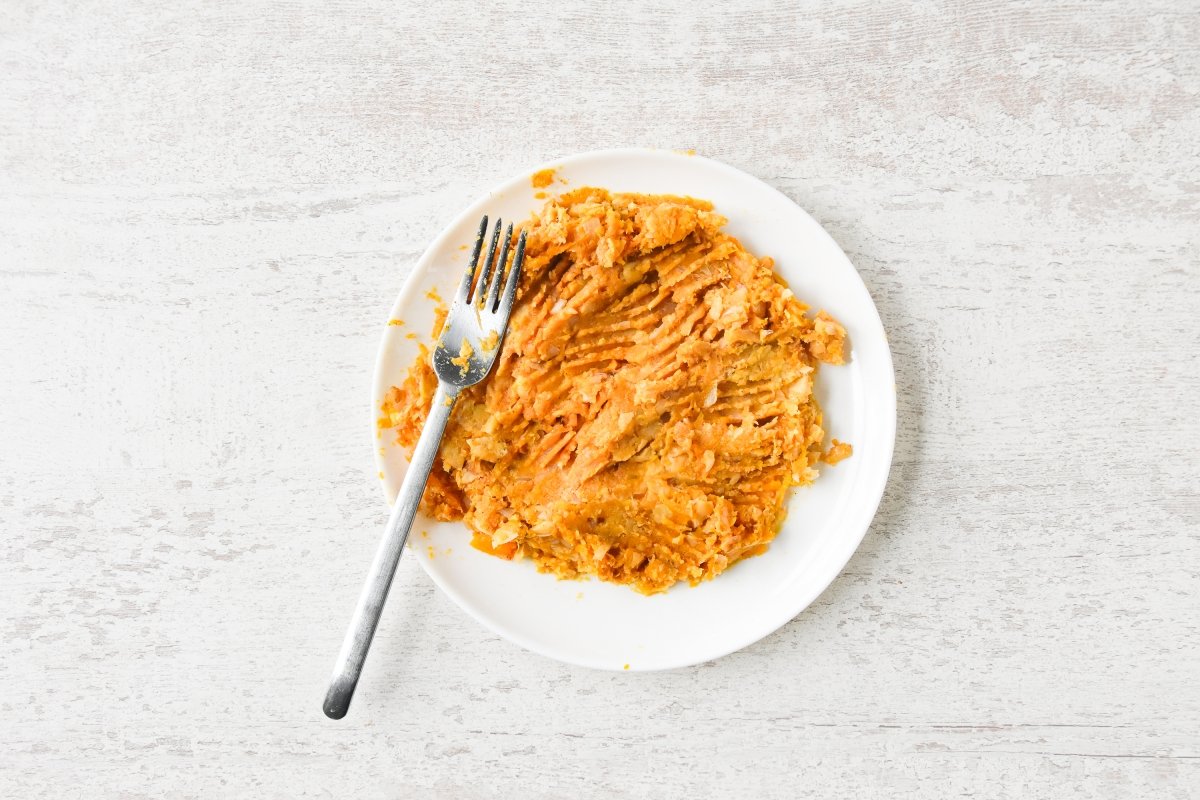 Aplastamos los ingredientes de las hamburguesas de calabaza