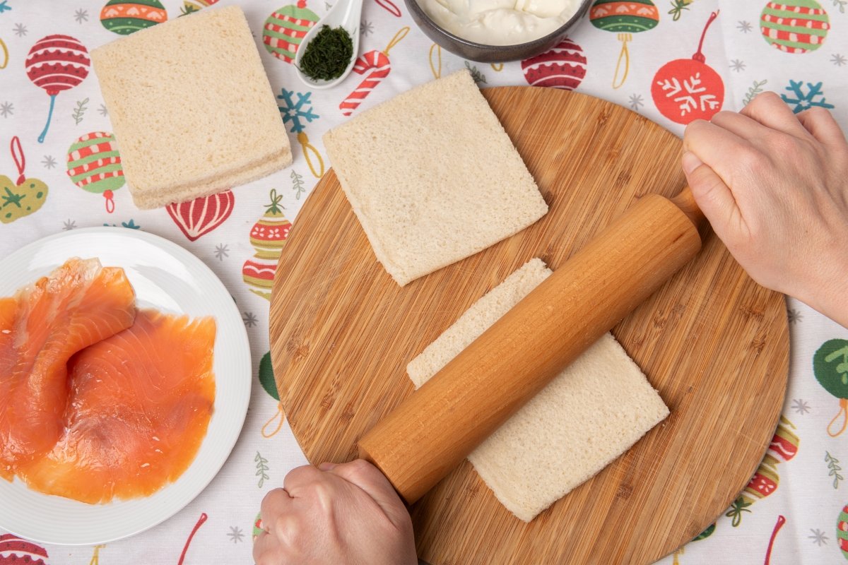 Aplastando pan de molde para los canapés de Navidad