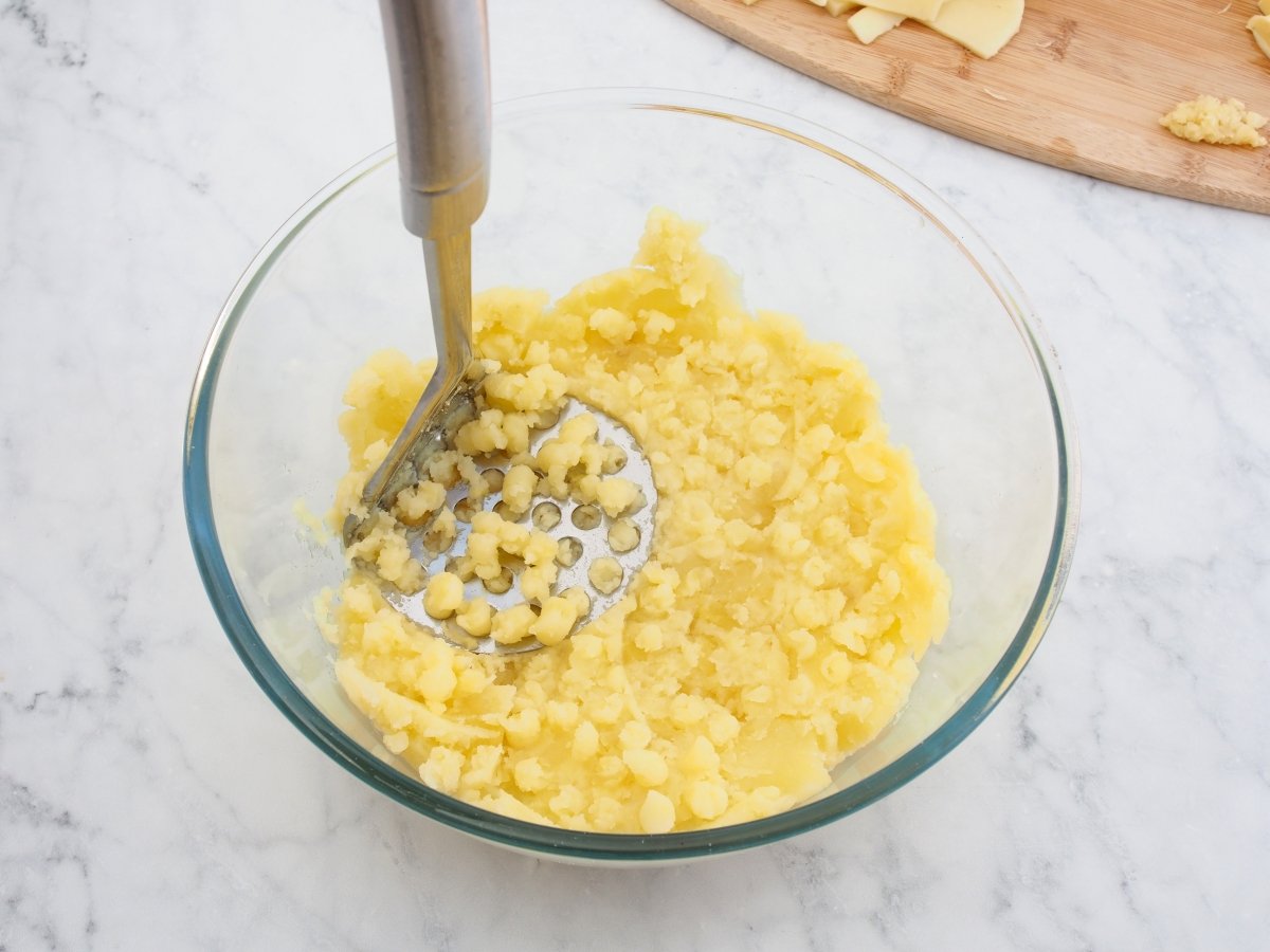 Aplastar las patatas cocidas para el aligot