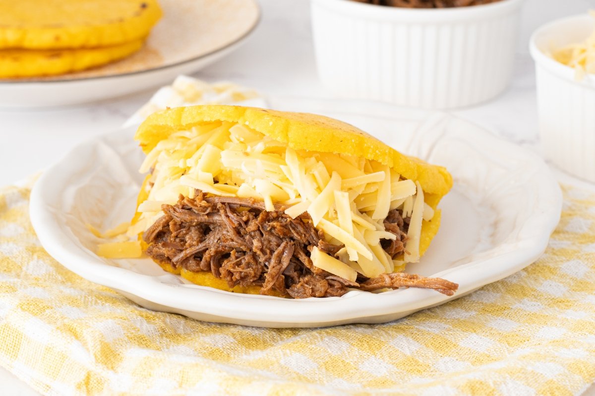 Arepa pelúa en el plato