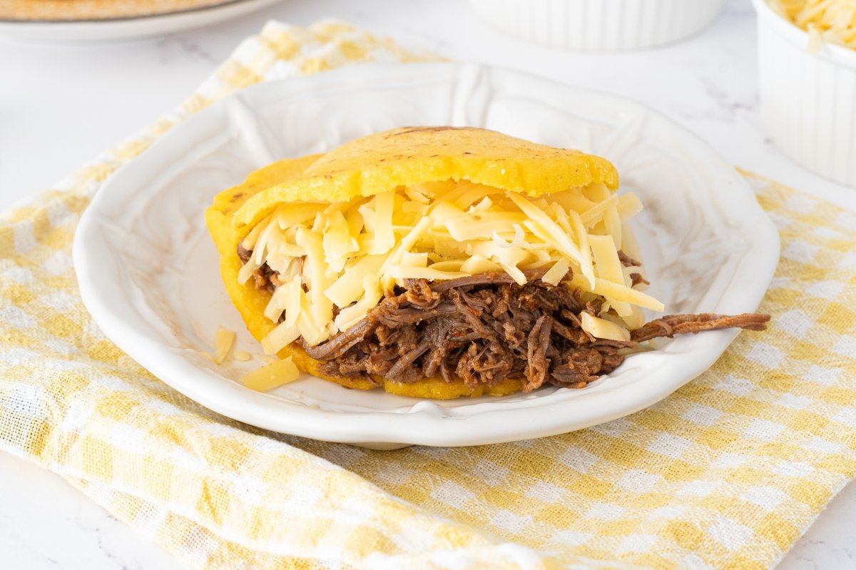 Arepa pelúa servida en el plato