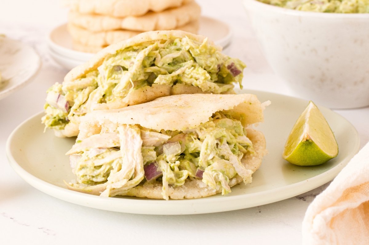Arepa Reina Pepiada en el plato