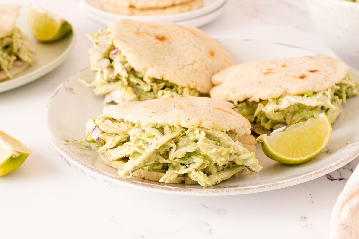 Arepa Reina Pepiada lista para servir