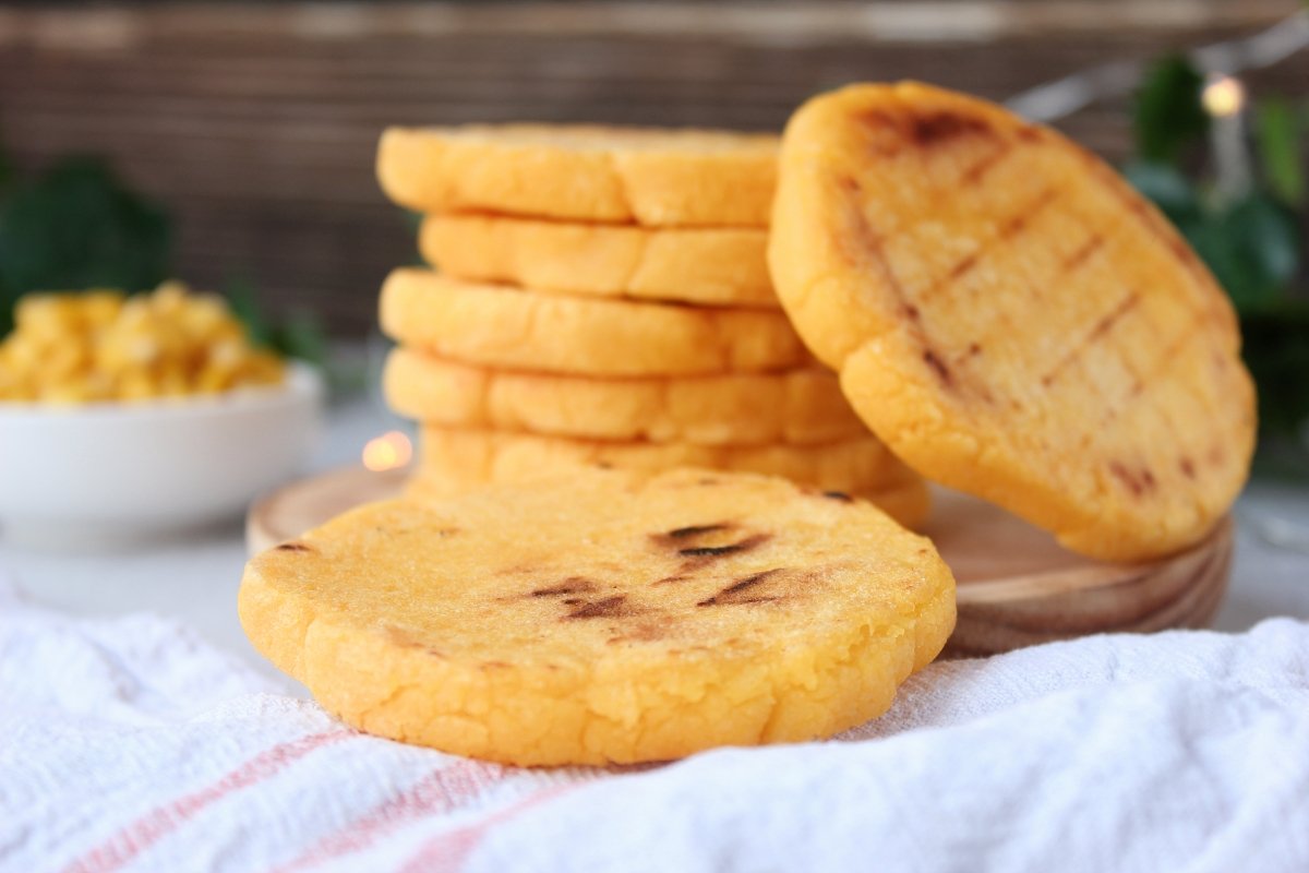 Arepas caseiras com farinha de milho amarelo pré-cozida