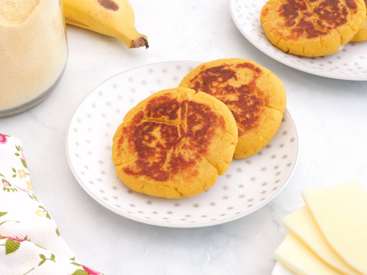 Arepas de plátano maduro listas para servir