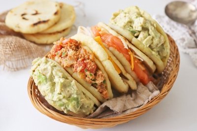 Arepas venezolanas con relleno Reina Pepiada