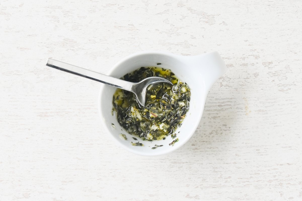 Aromatizamos el aceite con el ajo y las hierbas