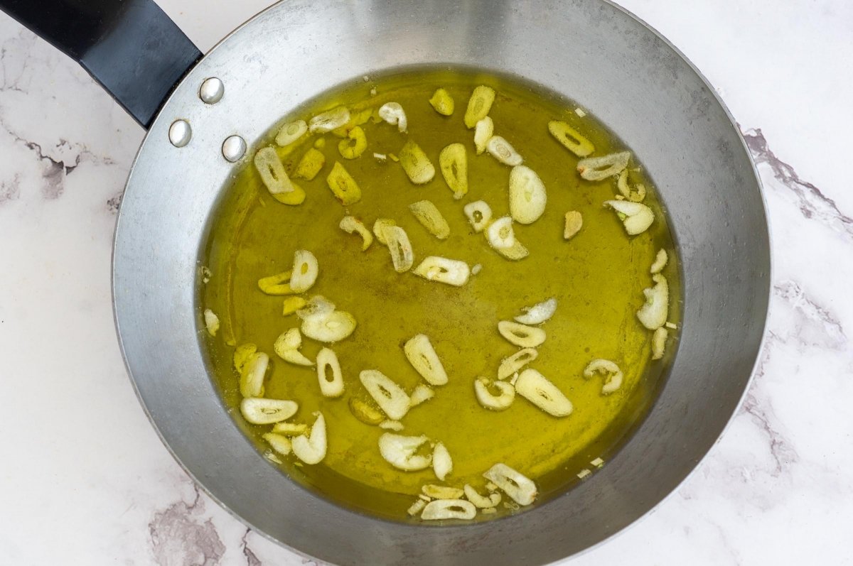 Aromatizar el aceite para la brandada de merluza