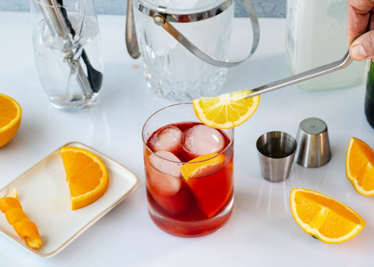 Aromatizar el borde del vaso con el twist de naranja