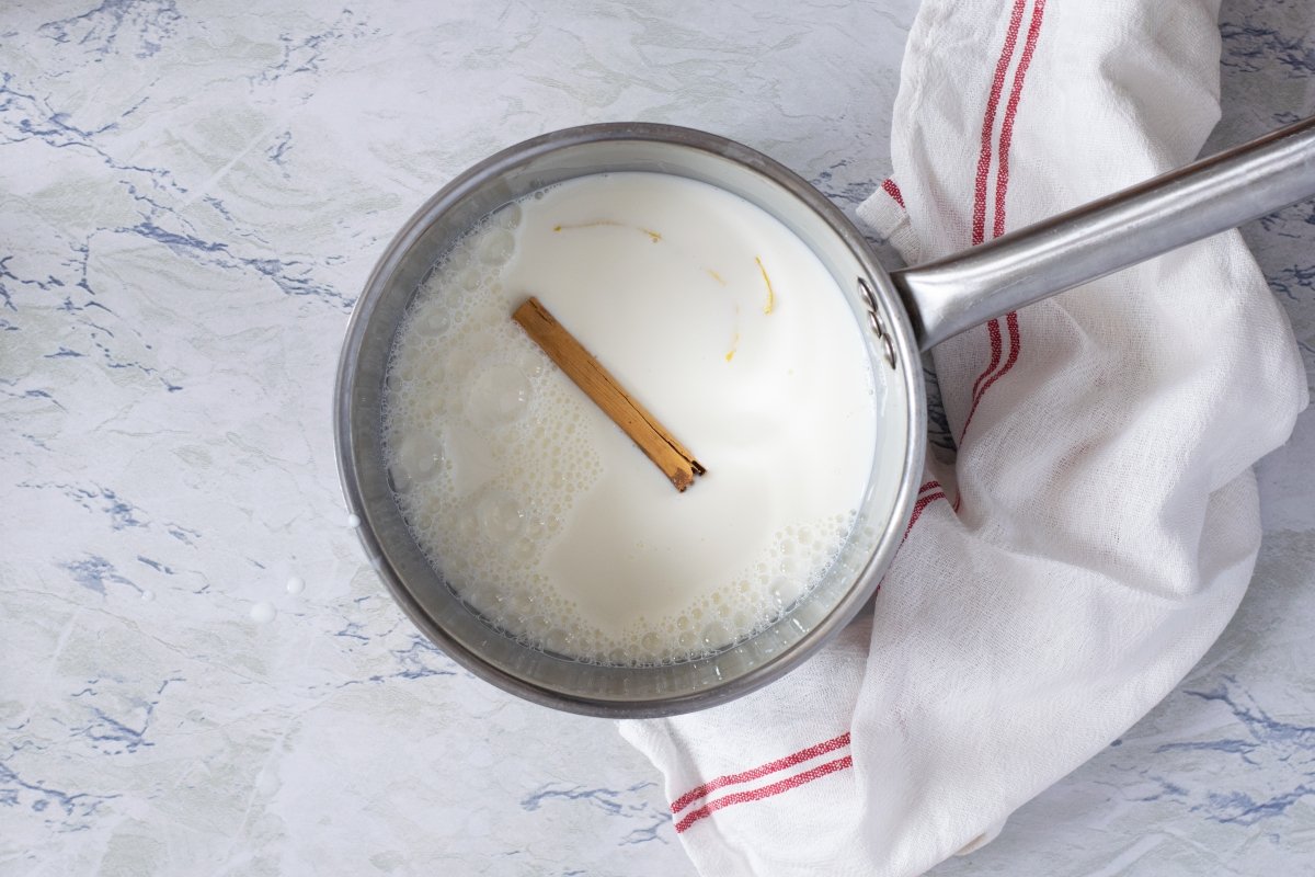 Aromatizar la leche con canela y limón