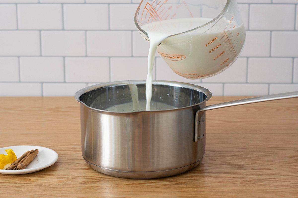 Aromatizar la leche para remojar las torrijas