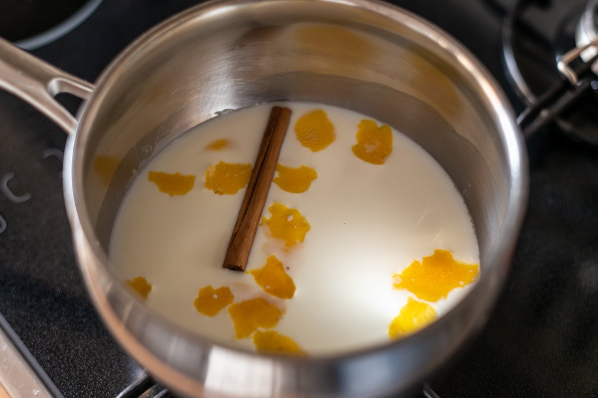 Aromatizar la leche con canela y limón