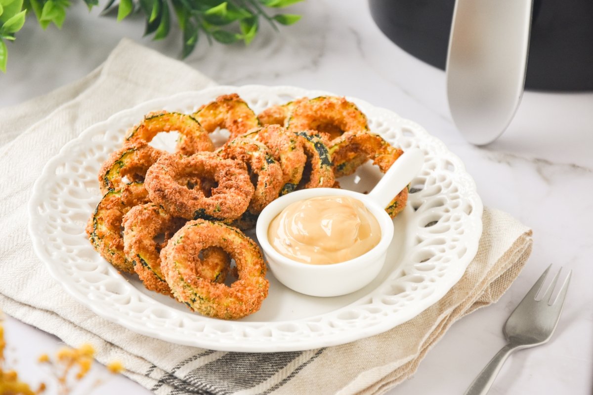 Aros de calabacín en freidora de aire con salsa