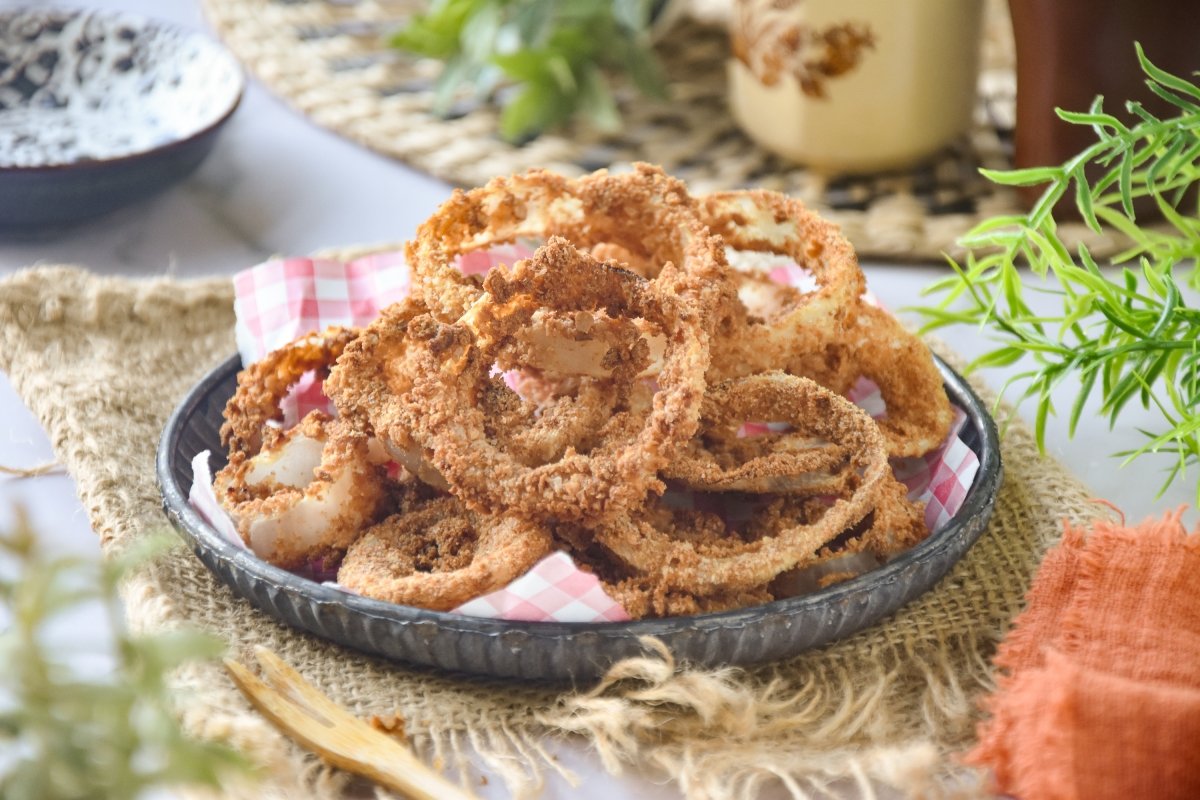 Aros de cebolla en freidora de aire listos para comer